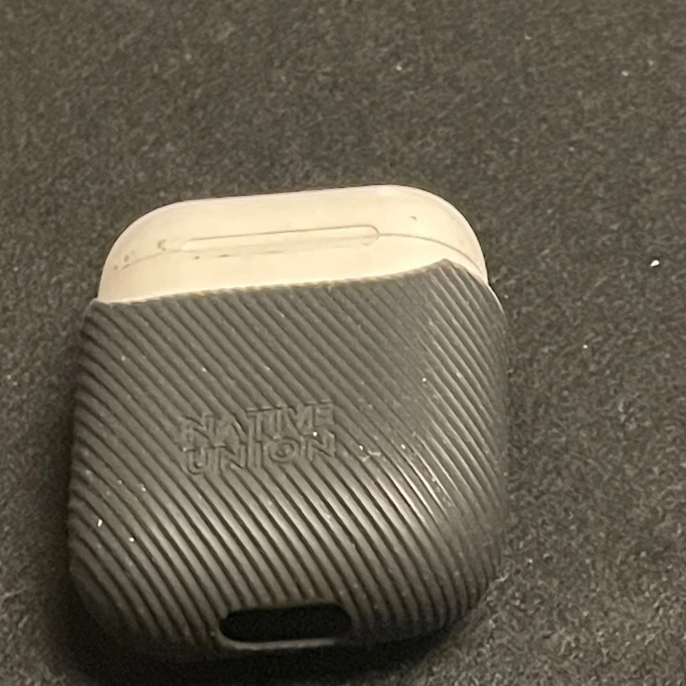 Apple Wireless Earbuds with Charging Case-Will not charge up. As is.